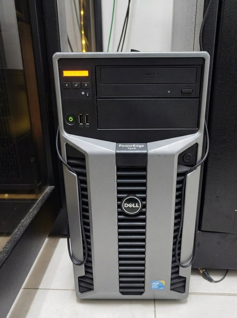 Servidor e rack técnico Infronex