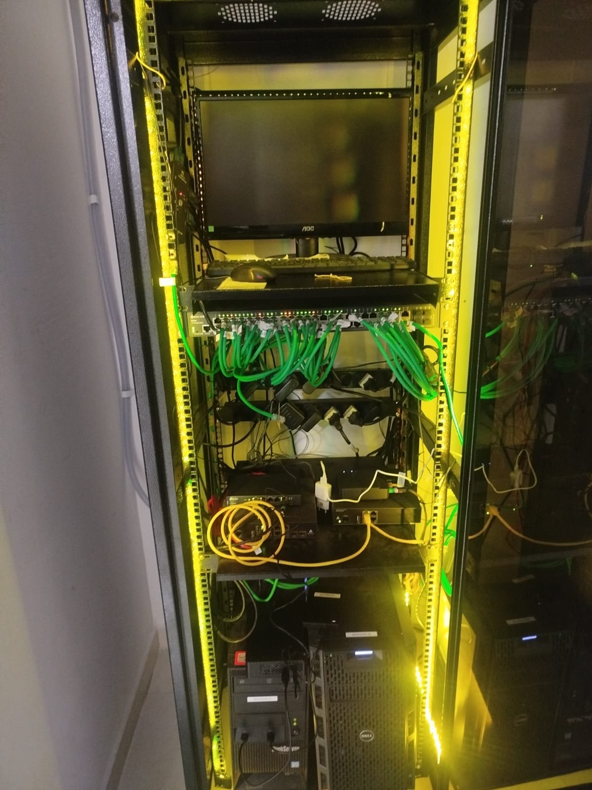 Rack técnico organizado Infronex